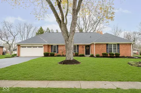 10707 Lakeshore Dr E, Carmel, IN 46033