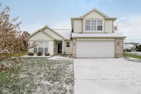 5670 Gainesway Dr, Greenwood, IN 46142