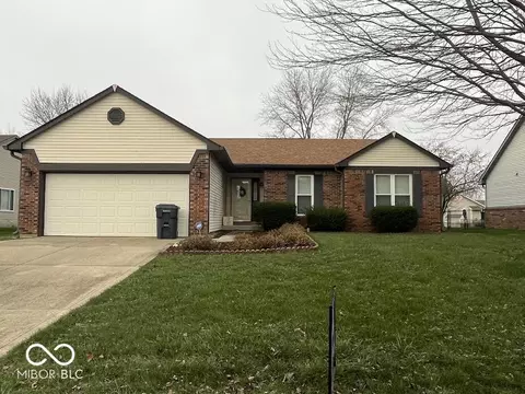 1050 Vicksburg S Dr, Greenwood, IN 46143