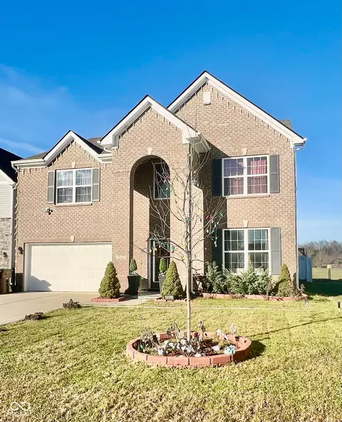 2666 Creek Bank Ct, Columbus, IN 47201