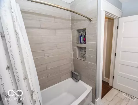 Bath - 812 E Waterloo Ct, Bloomington, IN 47401 photo 3 of 4