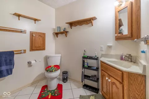 Bath - 7984 Oak Hill Dr, Plainfield, IN 46168 photo 2 of 3