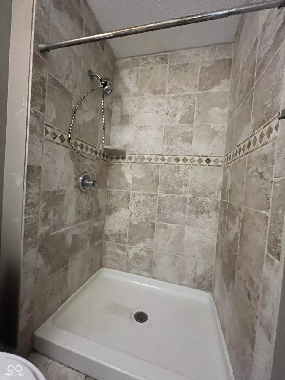 Bath - 471 E Pine Ridge Dr, Westfield, IN 46074 photo 3 of 7