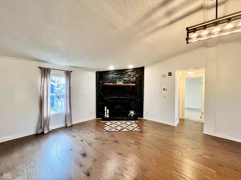 631 Della Rd, Columbus, IN 47203 photo 4