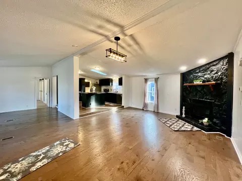 631 Della Rd, Columbus, IN 47203 photo 3