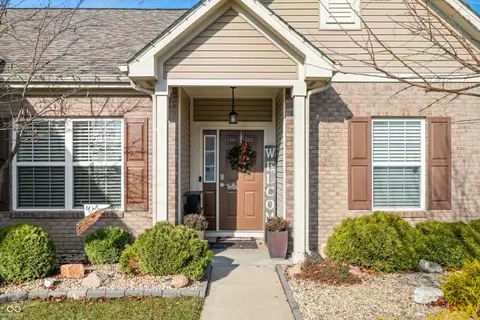 812 Blackberry Dr, Greenwood, IN 46143