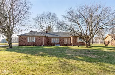 1028 S Country Ln, Greenfield, IN 46140