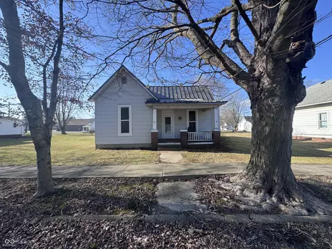 8 N Main St, Roachdale, IN 46172