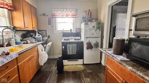 Kitchen - 2425 17th St, Columbus, IN 47201 photo 2 of 2