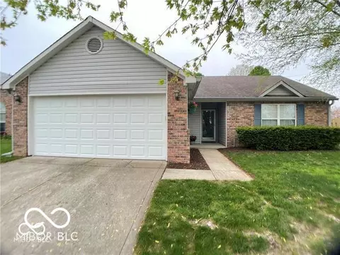 825 Queensgate Dr, Greenwood, IN 46143