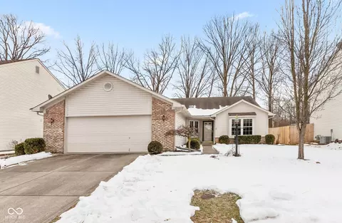 5933 Woodcote Dr, Indianapolis, IN 46221