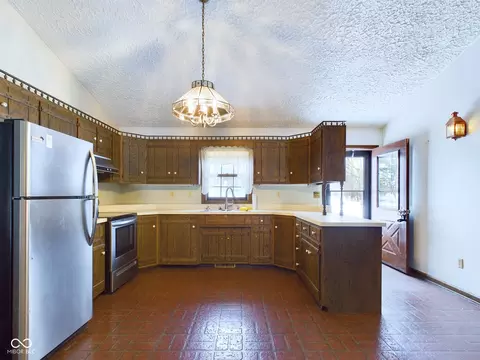 Kitchen - 2584 W Mercer Ln, Pendleton, IN 46064 photo 2 of 2
