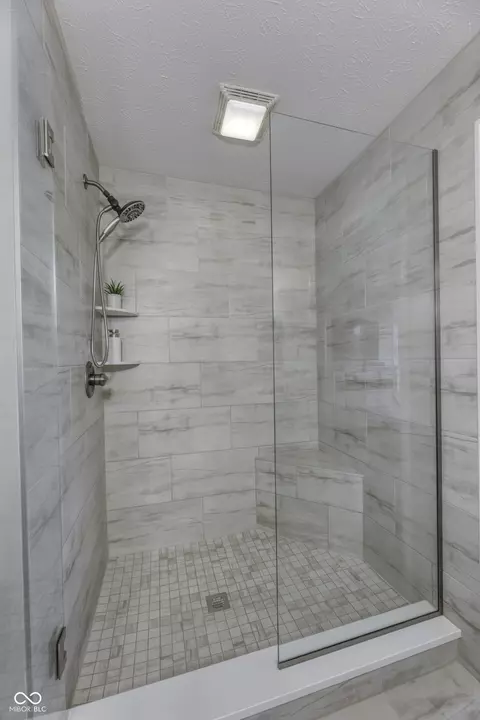 Bath - 13643 E 131st St #4B, Fishers, IN 46037 photo 2 of 4