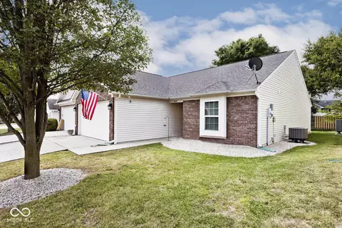 6438 Emerald Springs Dr, Indianapolis, IN 46221