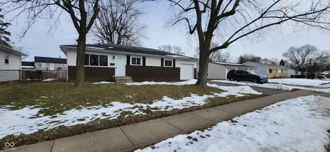 11 Eastridge Dr, Greenwood, IN 46143