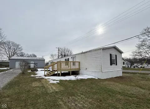 6725 N Robertson St, Freetown, IN 47235