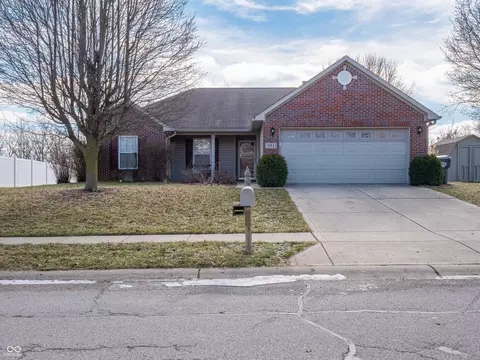 901 Heatherwood Dr, Greenwood, IN 46143