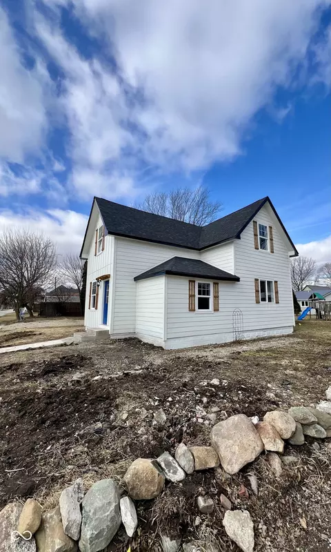 400 W Sherman St, Windfall, IN 46076 photo 2