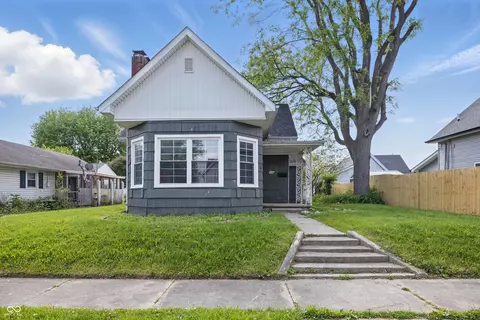 806 S 17th St, Elwood, IN 46036