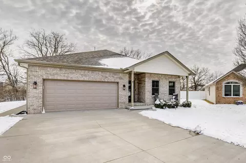4252 Wellington Ct, Columbus, IN 47201