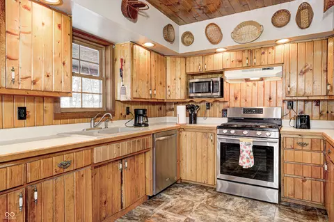 Kitchen - 6912 E State Road 236, Roachdale, IN 46172 photo 2 of 3