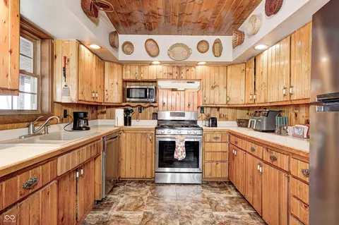 Kitchen - 6912 E State Road 236, Roachdale, IN 46172 photo 1 of 3
