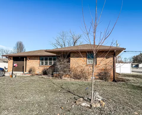 829 Maplewood Dr, Seymour, IN 47274