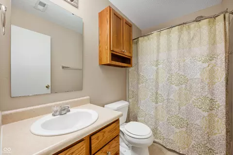 Bath - 9698 W Lantern Ln, Pendleton, IN 46064 photo 2 of 3