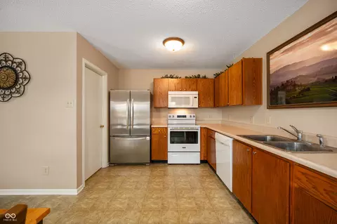 Kitchen - 9698 W Lantern Ln, Pendleton, IN 46064 photo 2 of 2
