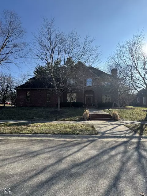 3695 Woodfield Pl, Columbus, IN 47203