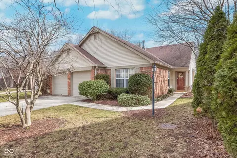 9694 River Oak Ln E, Fishers, IN 46038