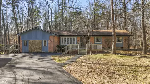 8172 S Shoreview Dr, Trafalgar, IN 46181