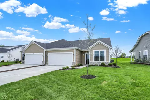 1609 Clover Crossing Dr, Greenfield, IN 46140