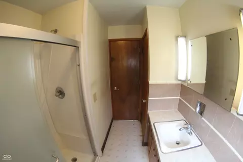 Bath - 424 Wayside Dr, Plainfield, IN 46168 photo 1 of 3