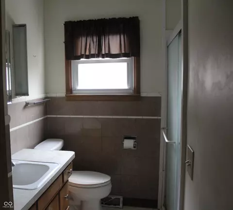 Bath - 424 Wayside Dr, Plainfield, IN 46168 photo 2 of 3