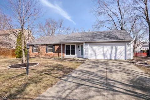 614 Sunblest Blvd S, Fishers, IN 46038