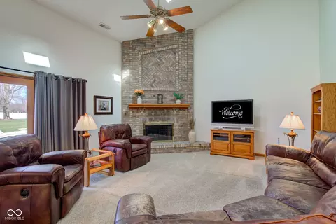 Living - 2274 W Huntsville Rd, Pendleton, IN 46064 photo 2 of 5