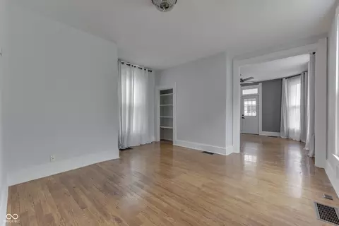 Living - 475 E Madison St, Franklin, IN 46131 photo 4 of 6