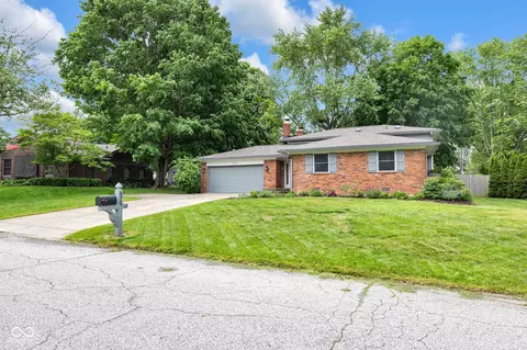 629 Williamsburg Ln, Greenwood, IN 46142
