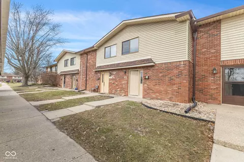 8 Greenwood Trail S Dr, Greenwood, IN 46142