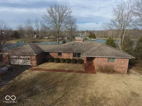 3752 W North Wood Lake Dr, Columbus, IN 47201