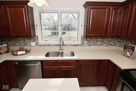 Kitchen - 616 Gibbs Ct, Plainfield, IN 46168 photo 3 of 6