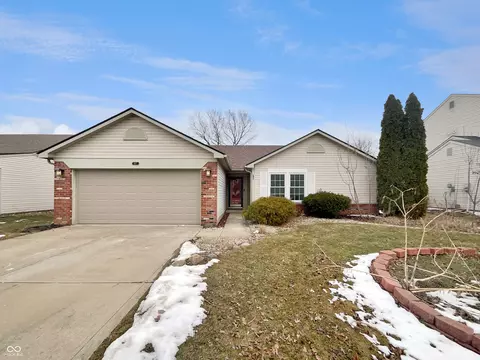 307 Beacon Point Ln, Fortville, IN 46040