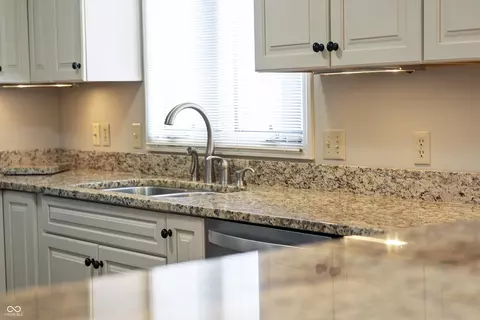 Kitchen - 3705 River Rd, Columbus, IN 47203 photo 6 of 9
