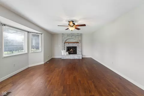 Living - 3705 River Rd, Columbus, IN 47203 photo 5 of 7