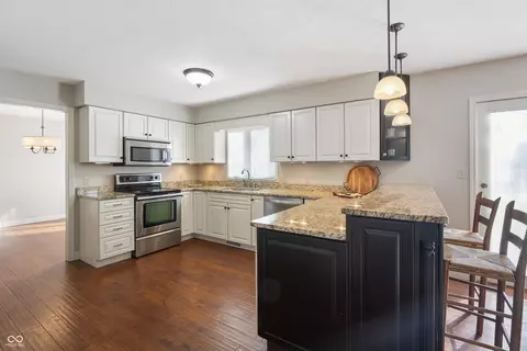 Kitchen - 3705 River Rd, Columbus, IN 47203 photo 1 of 9