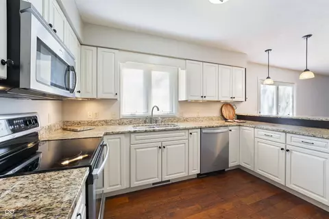 Kitchen - 3705 River Rd, Columbus, IN 47203 photo 2 of 9