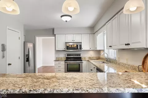 Kitchen - 3705 River Rd, Columbus, IN 47203 photo 5 of 9