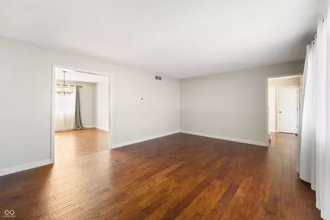 Living - 3705 River Rd, Columbus, IN 47203 photo 3 of 7