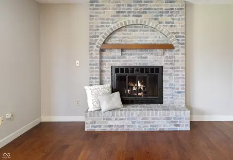 Living - 3705 River Rd, Columbus, IN 47203 photo 7 of 7